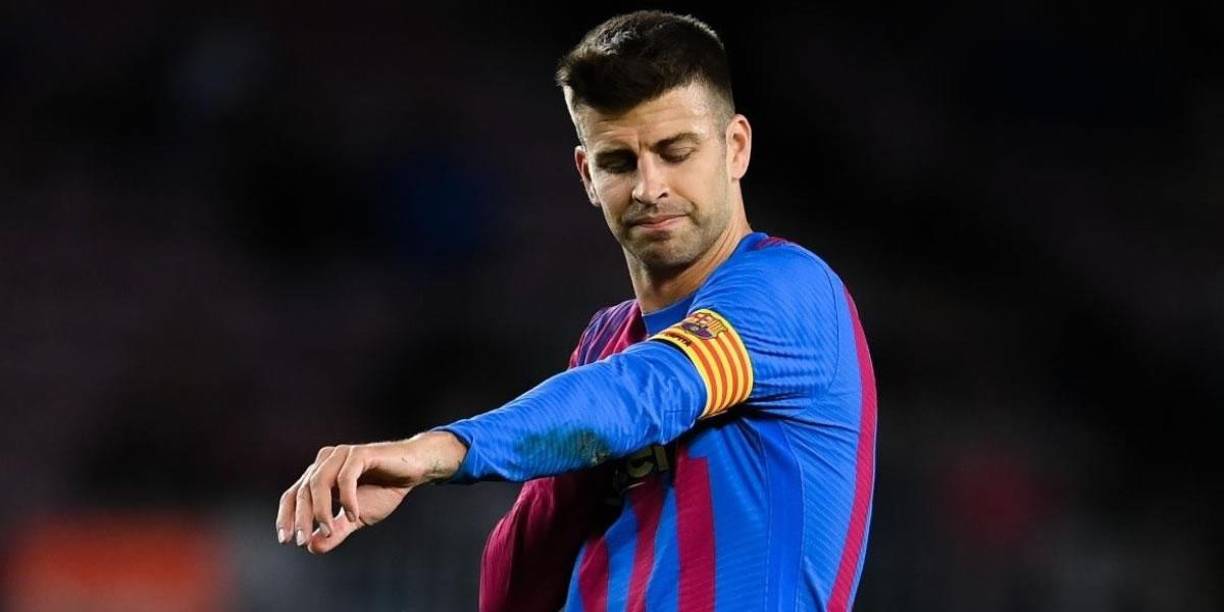 Gerard Piqué comandará el eje de la zaga del Barcelona de Xavi Hernández.