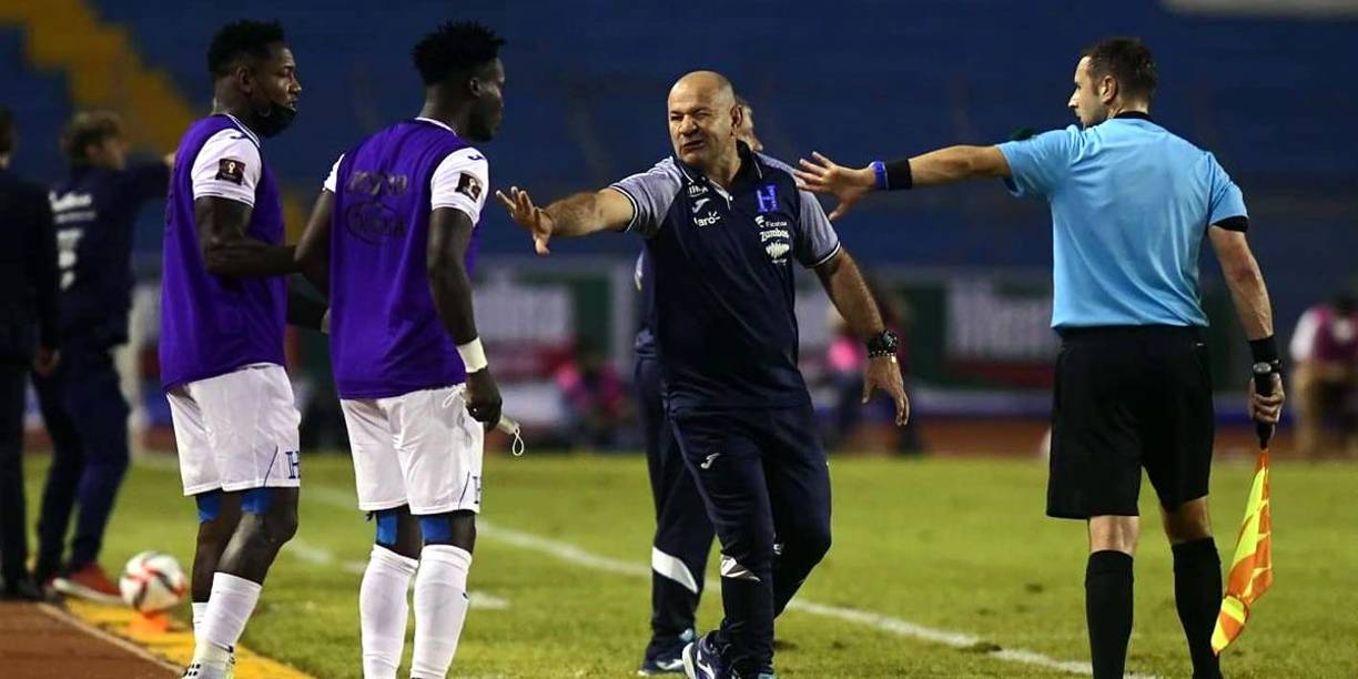 El asistente del ‘Bolillo‘ Gómez le pide calma a Rubilio Castillo que estaba reclamando a los árbitros.