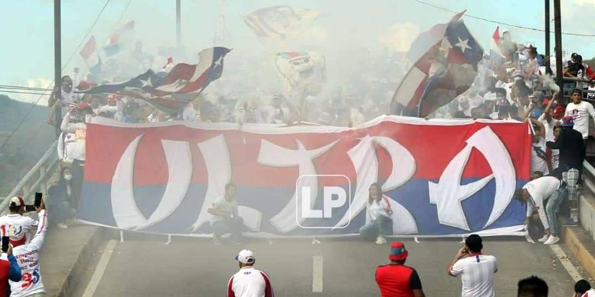 La Ultra Fiel montó un gran show en las afueras del estadio Nacional previo al inicio del partido.