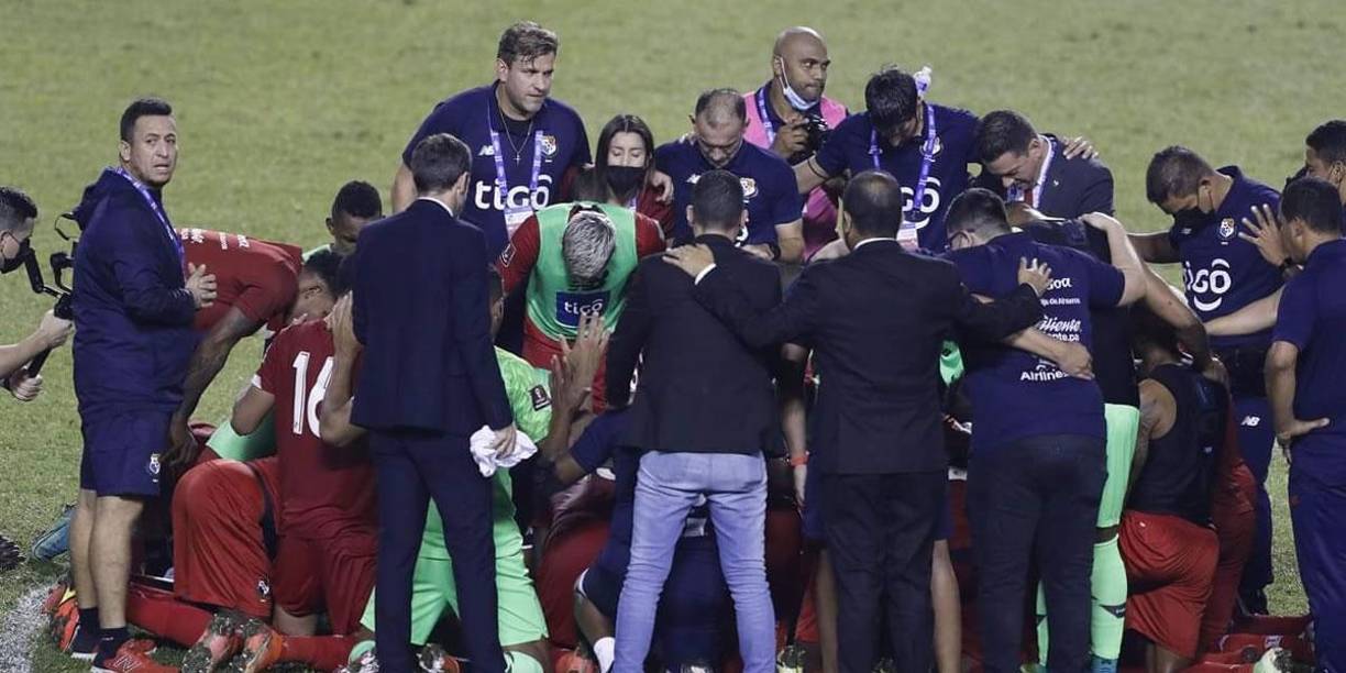 El plantel de Panamá se reunió en el campo para realizar una oración y celebrar el triunfo.