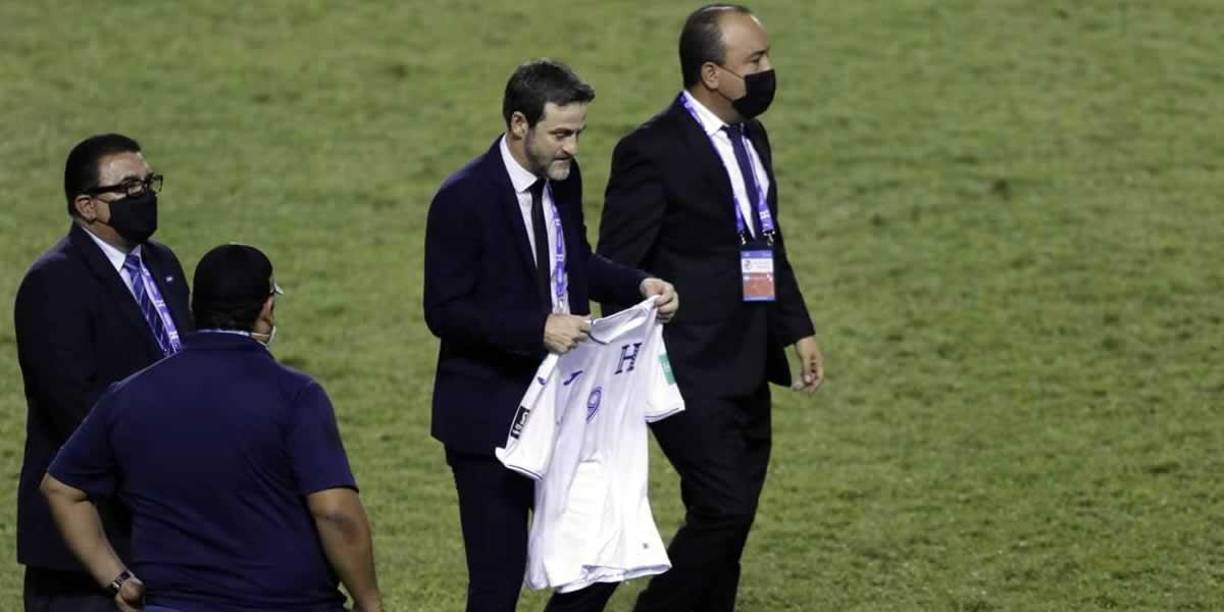 Thomas Christiansen se llevó un recuerdo. El entrenador de Panamá le pidió la camiseta al ‘Choco‘ Lozano y se fue contento del Olímpico.