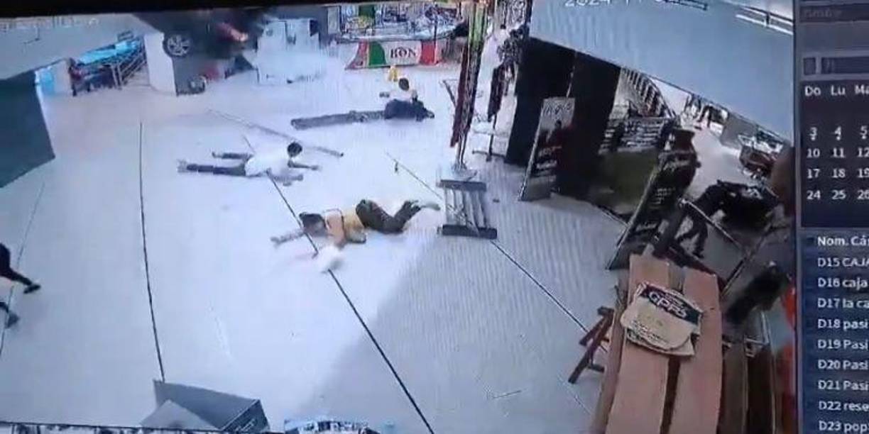 Según las cámaras del primer piso, el conductor del automóvil ingresó de reversa desde la zona del estacionamiento y se fue directo hacía la plaza saltándose la seguridad, lo que provocó el derrumbe. 