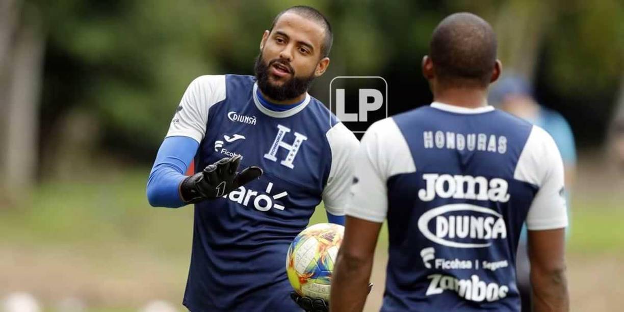 Edrick Menjívar y ‘Buba‘ López charlando en la práctica.