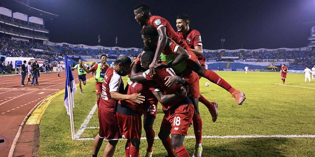 La locura de los jugadores de Panamá tras el gol de la remontada.