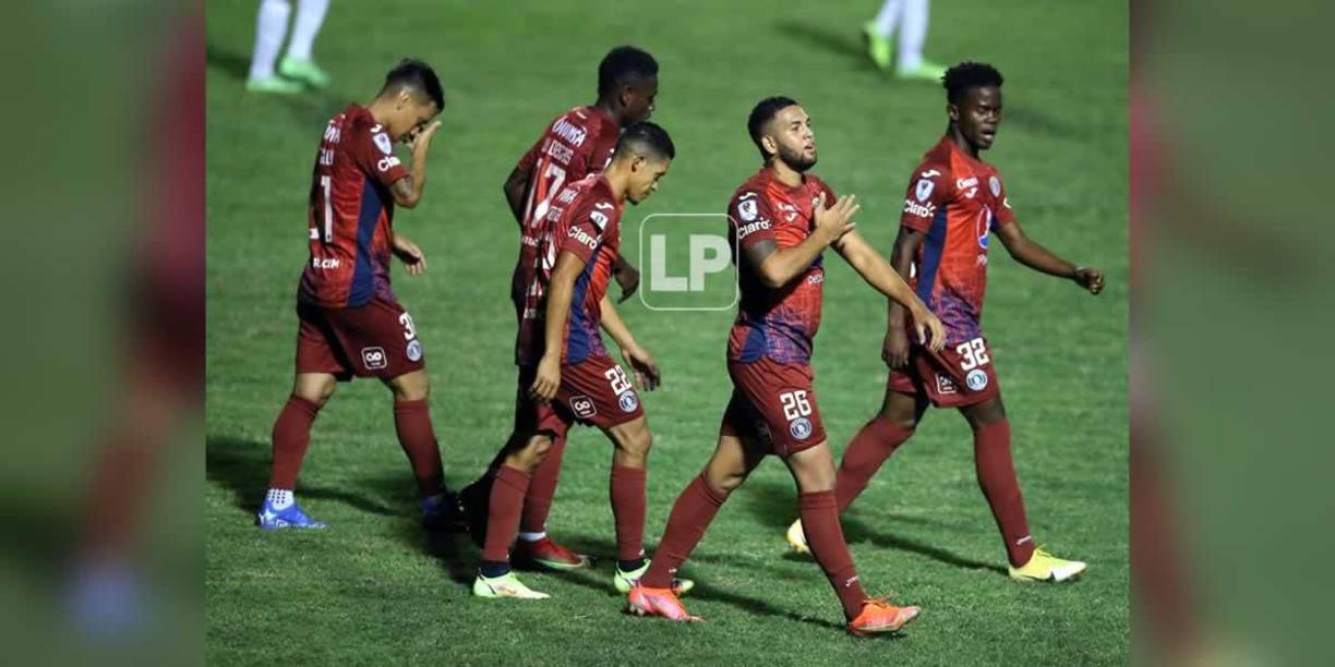 Josué Villafranca le dio el triunfo al Motagua y fue felicitado por sus compañeros.