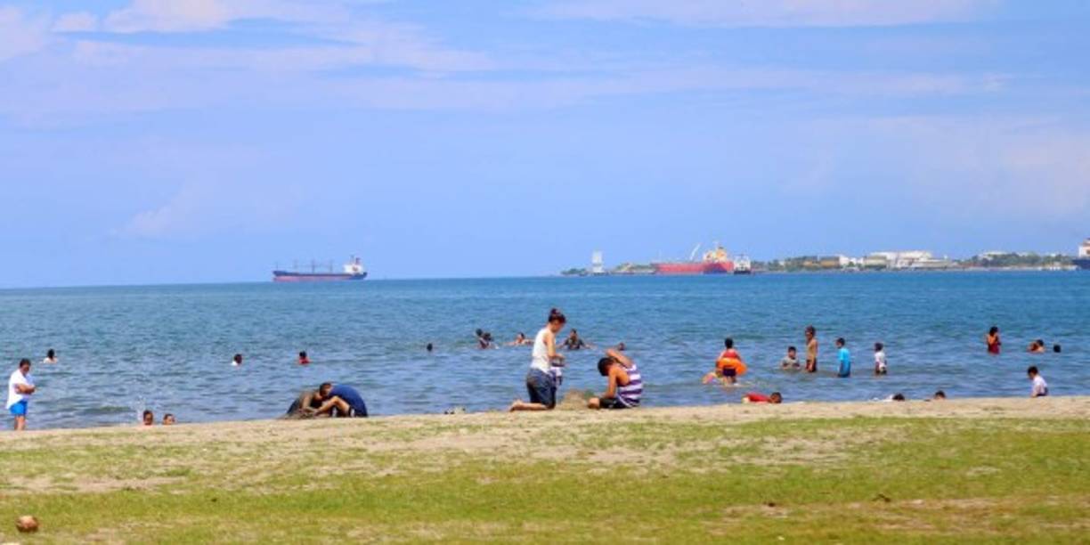 Algunos hondureños prefirieron irse a la playa para desconectarse del ambiente político que predominó en las principales ciudades de Honduras.