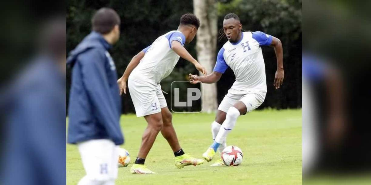 Alberth Elis y Antony ‘Choco Lozano en un gran duelo en el entrenamiento. ¿Quién habrá ganado?
