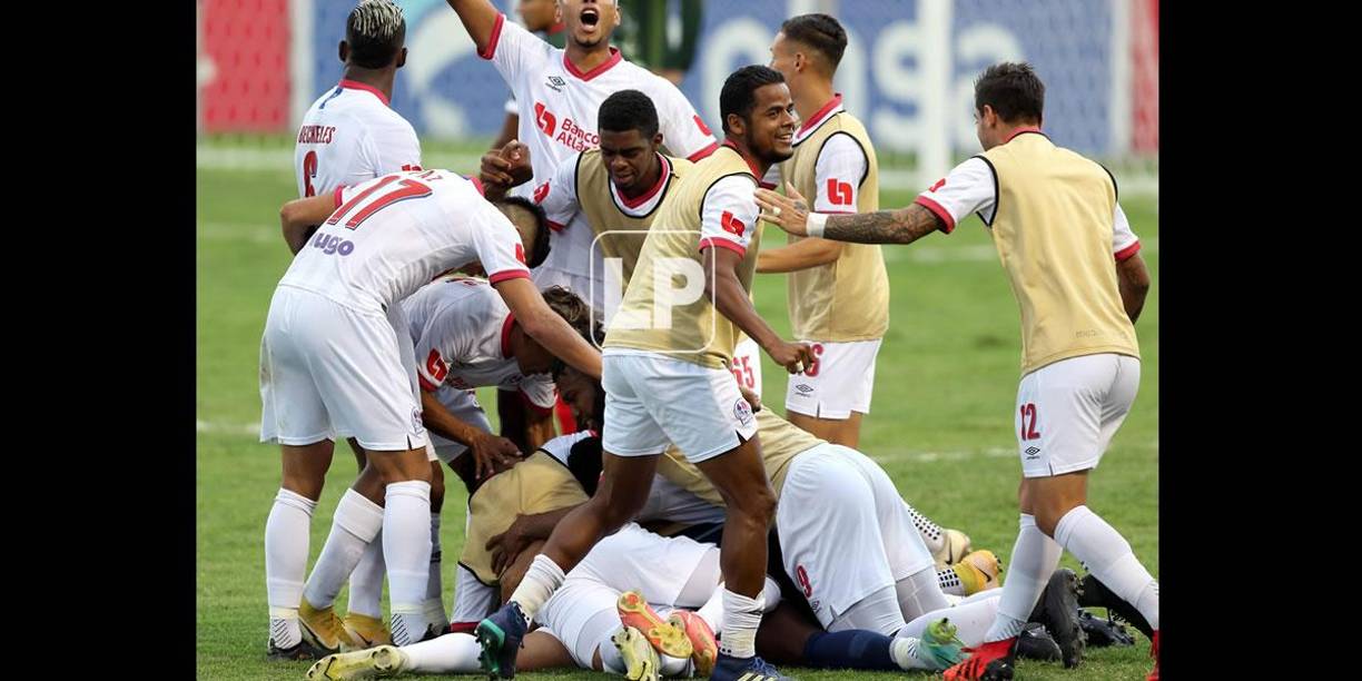 La locura se apoderó de los jugadores del Olimpia en la celebración del gol de Diego Reyes.
