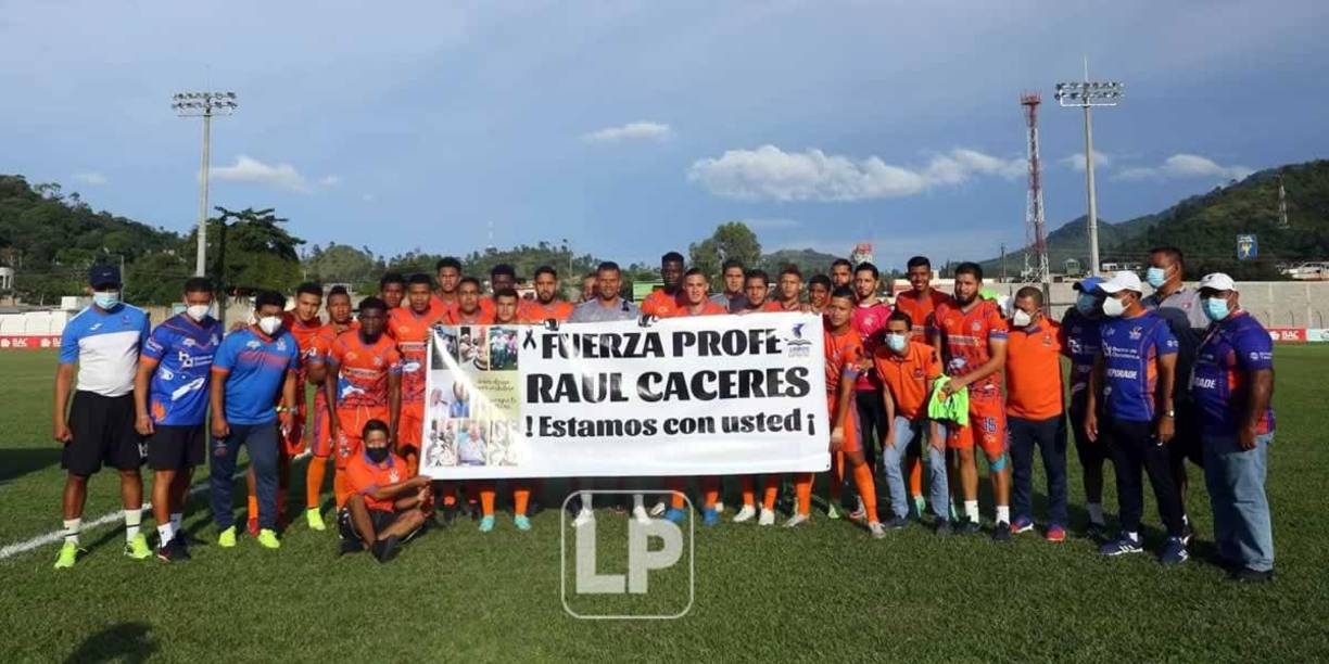 Jugadores y cuerpo técnico de la UPN le mostró su apoyo a Raúl Cáceres tras el fallecimiento de su abuela, quien fue como su segunda madre. El entrenador no estuvo en el partido ante Real España.