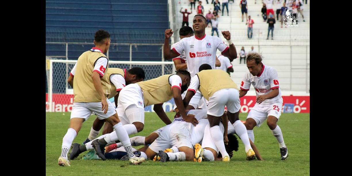Todos los jugadores se fueron encima de Diego Reyes tras anotar el 3-0.