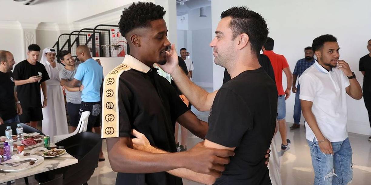 Abrazos y muchas muestras de cariño de los exjugadores de Xavi Hernández.