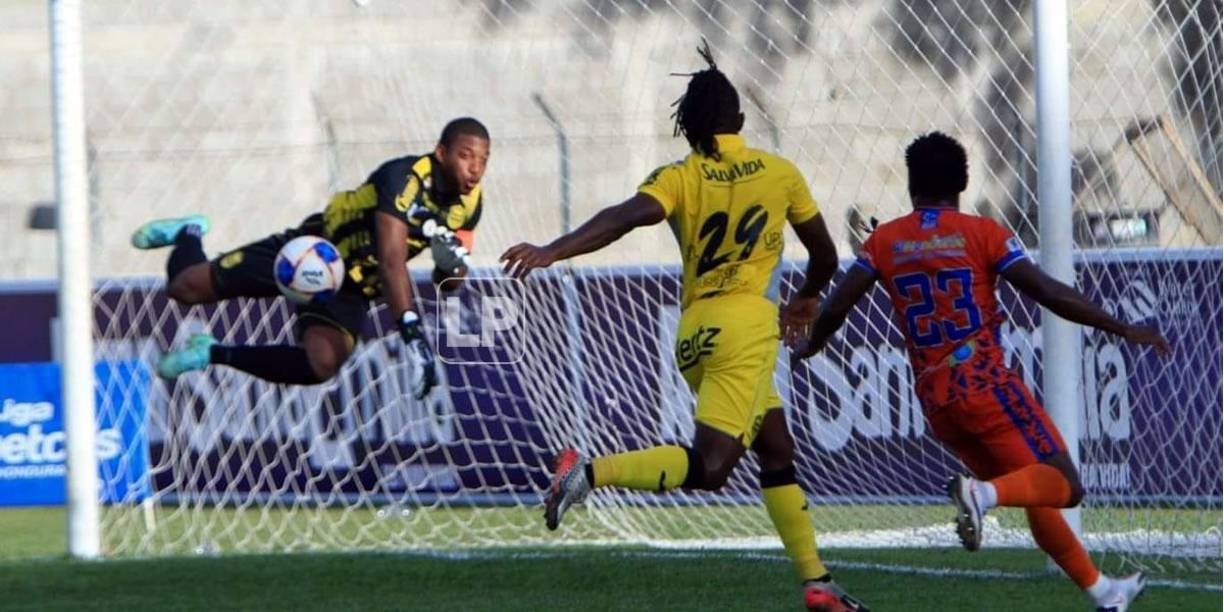 Luis ‘Buba‘ López volando para sacar el balón tras un disparo de la UPN.