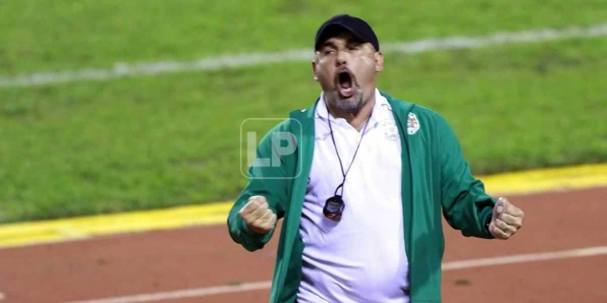 Martín ‘Tato‘ García gritando el golazo de Mario Martínez.