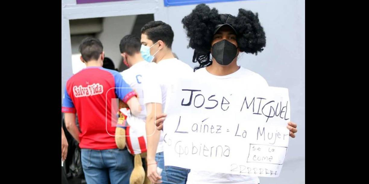 Este aficionado llegó al Nacional con una pancarta adedicada para José Miguel Laínez.