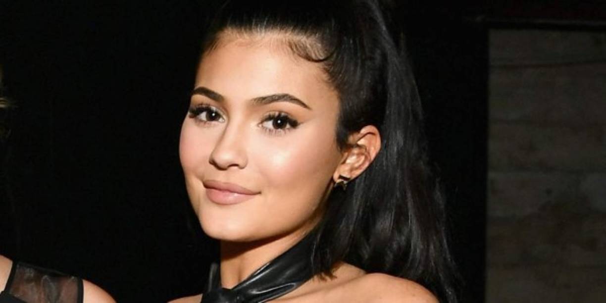 Su hermana, Kim Kardashian, también empresaria de cosméticos tras una década en la 'telerealidad', ingresó 67 millones en el último año, mientras que su madre, Kris Jenner, cerebro de 'Keeping Up with the Kardashians' y mánager de las hermanas, ganó 37,5 millones de dólares.