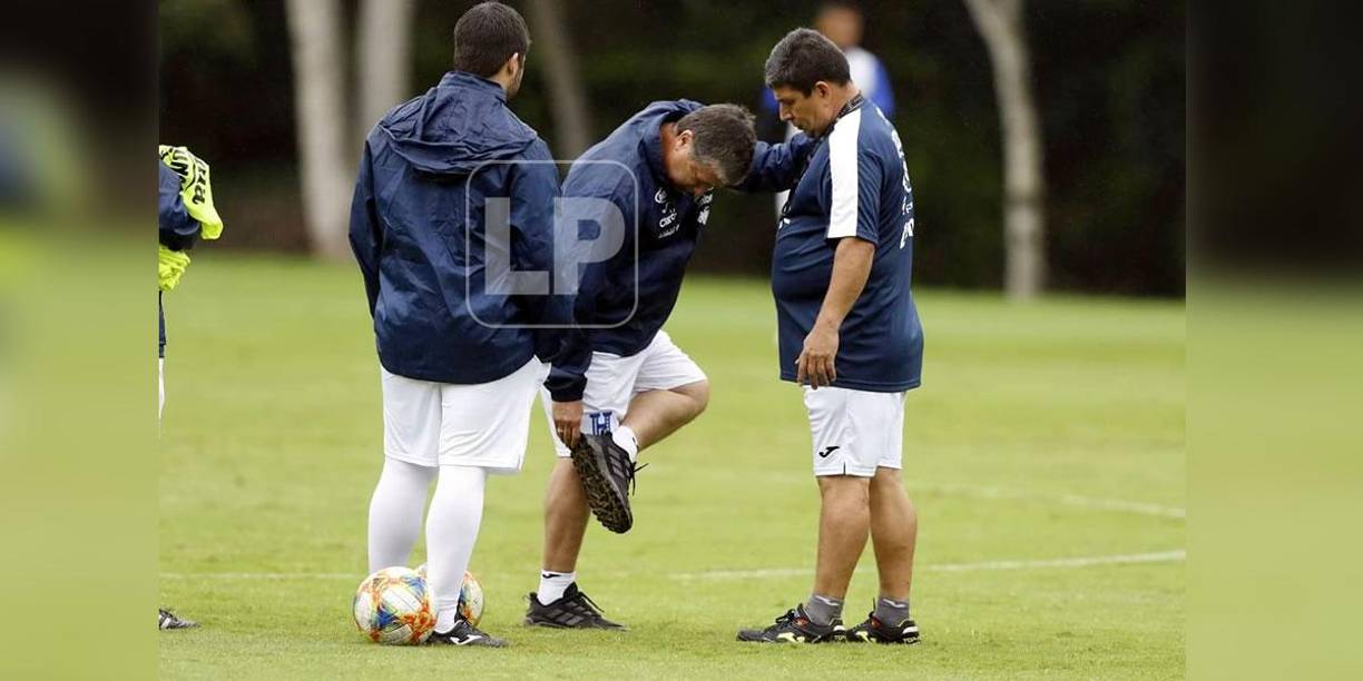 ‘Bolillo’ Gómez ajustando sus tenis debido a que la cancha estaba lisa por la lluvia.