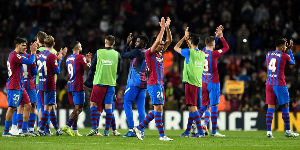 Jugadores del Barcelona celebrando el triunfo al final del partido y agradeciendo el apoyo de la afición en el Camp Nou.