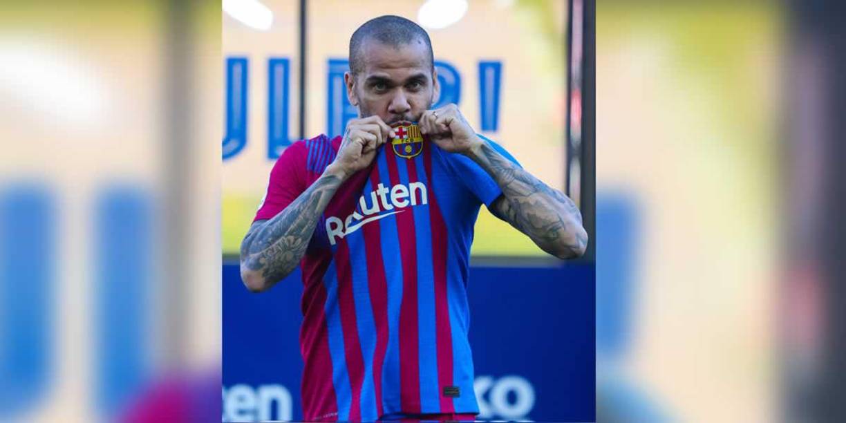 Dani Alves besando el escudo del FC Barcelona.