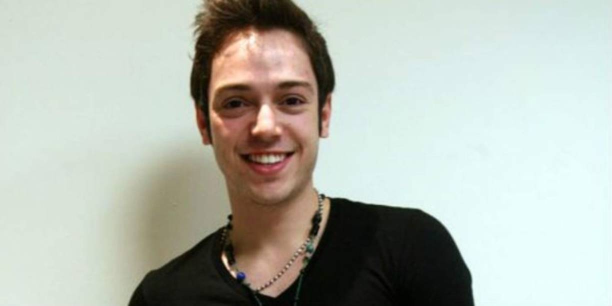 Pee Wee tuvo un enorme éxito con 'Chiquilla'. Este tema lo tuvo a lado de Abraham Quintanilla y los Cumbia All Starz, con quienes colocó un par de temas más en las listas de popularidad. No obstante, tuvo un par de complicaciones que lo llevaron a continuar su carrera como solista y desde entonces su fama fue descendiendo irremediablemente.