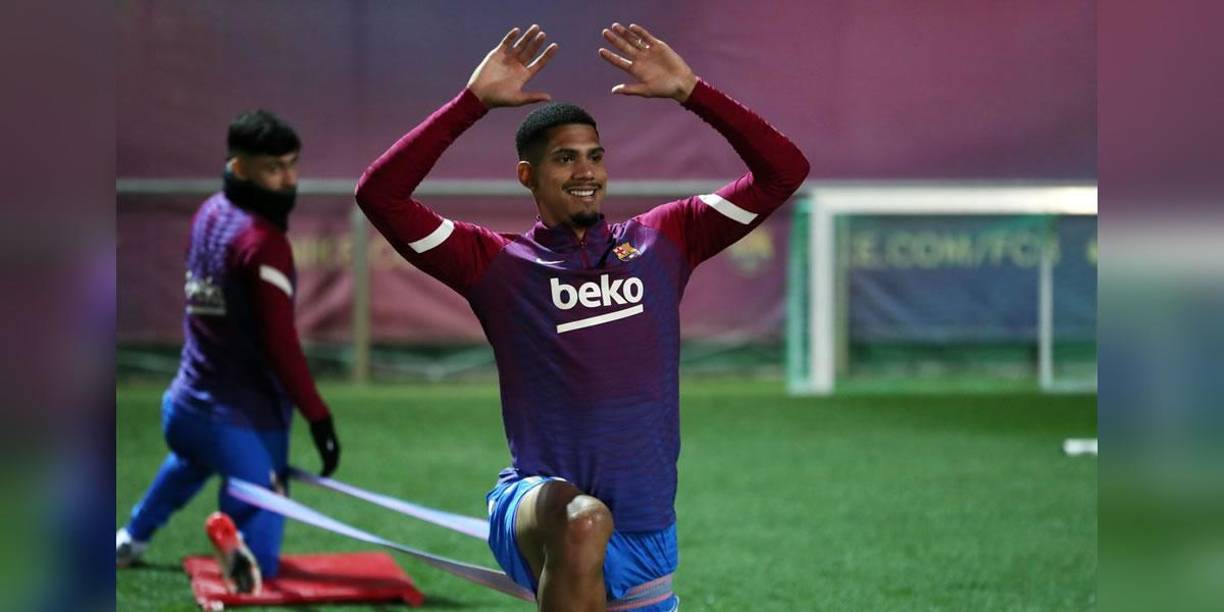 Risas y buen rollo: el primer entrenamiento de Xavi con el equipo completo del Barça