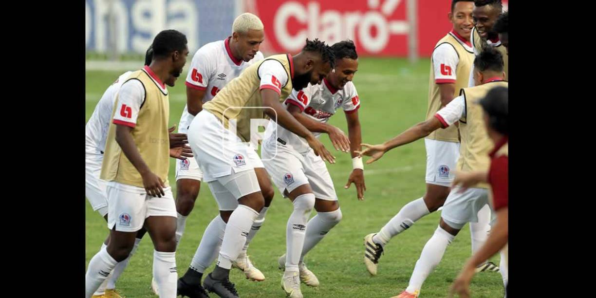 Jugadores del Olimpia bailaron así para celebrar el gol de Diego Reyes.