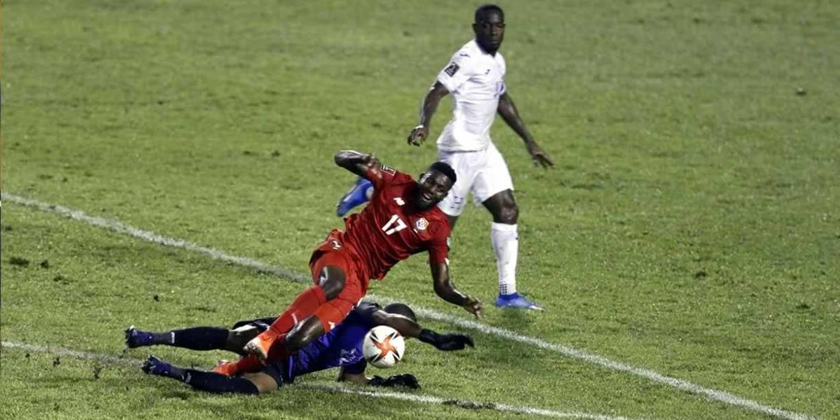 La falta de ‘Buba‘ López sobre José Fajardo que originó el gol de la remontada de Panamá.
