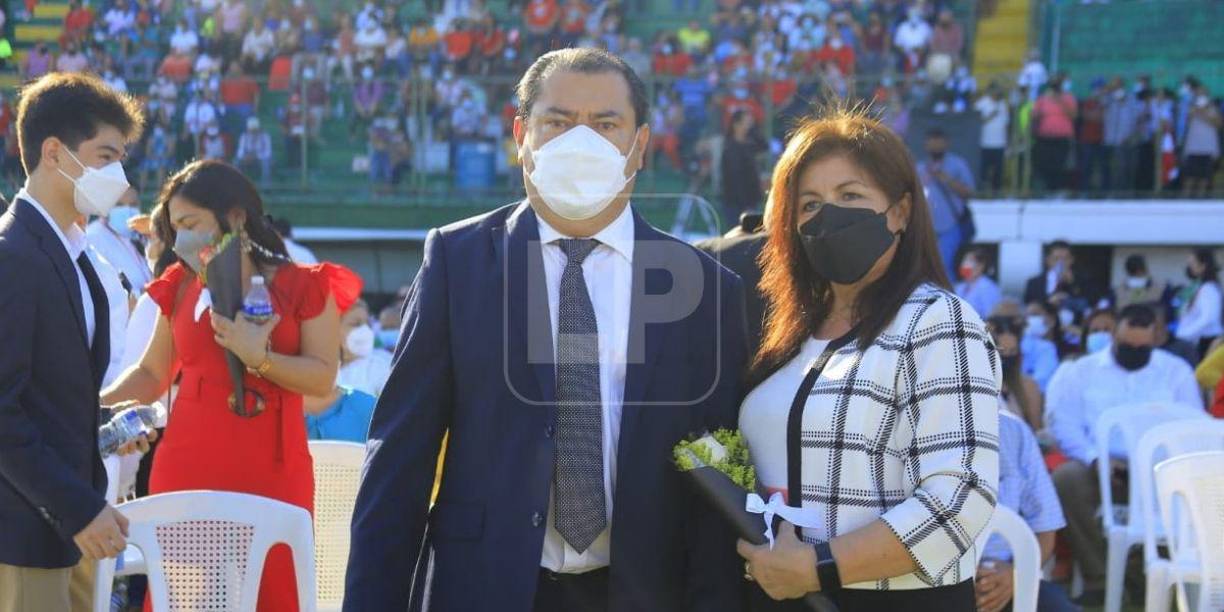 Allan Ramos y su esposa en los actos de traspaso de mando esta tarde en Puerto Cortés.