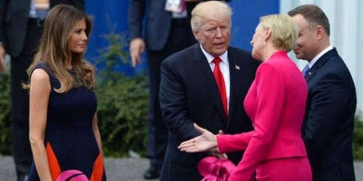 La Primera Dama de Polonia, Agata Kornhauser-Duda debe haber estado muy al tanto del estilo Trump de dar la mano, ya que dejó al presidente con la mano tendida, prefiriendo saludar primero a su esposa Melania. La cara de desconcierto de Trump resulta muy elocuente.