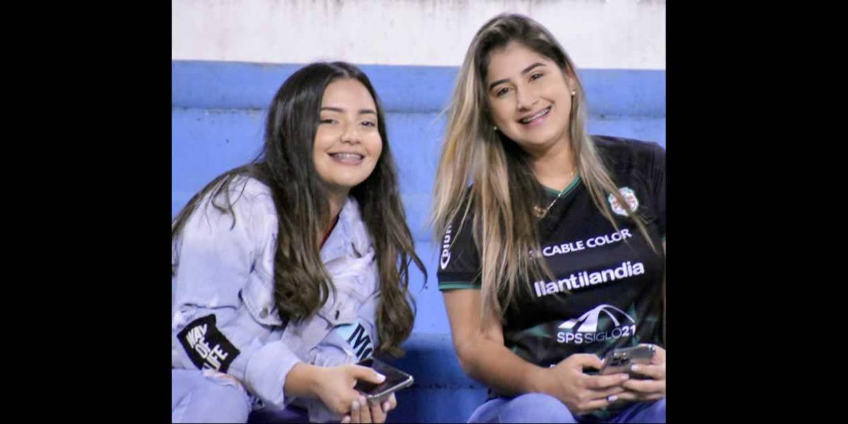 Stephanie Lobo, novia de Cristian Cálix, y Ana Reyes, ex de Selvin Guevara, apoyando al Marathón ante Olimpia.
