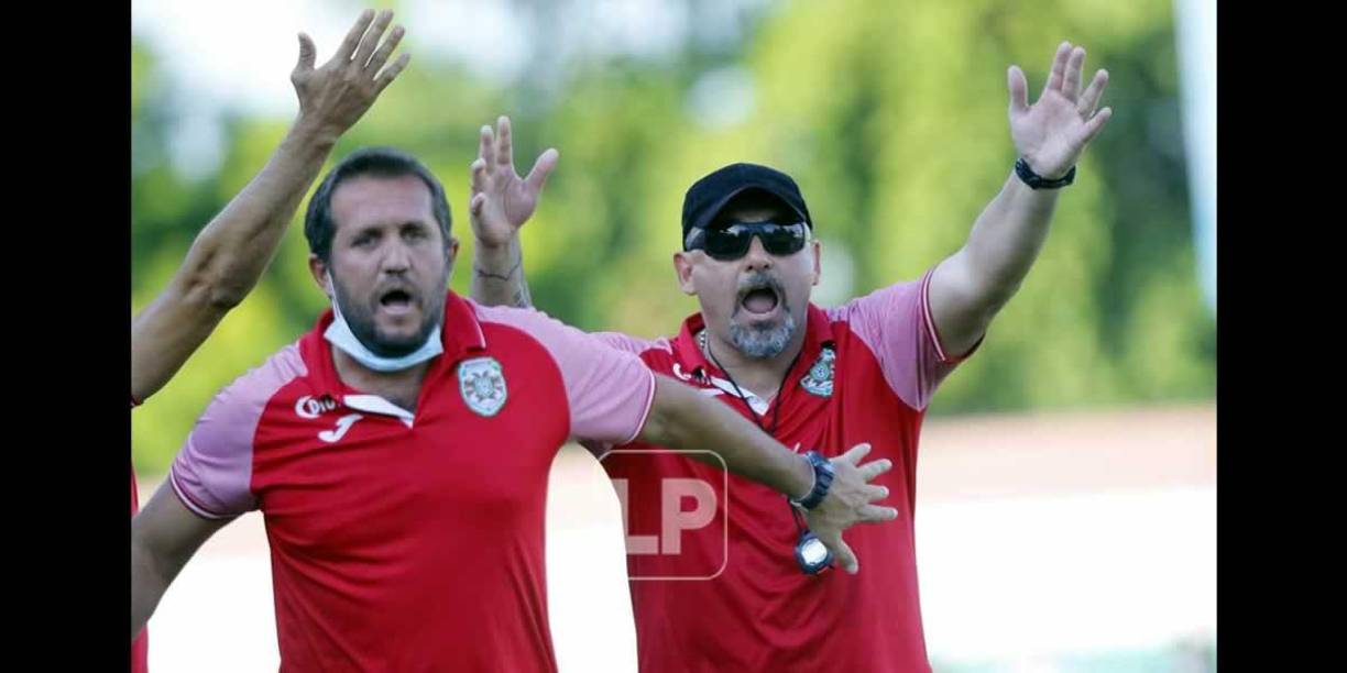Martín ‘Tato‘ García y su asistente Rafael Canovas protestando contra los árbitros.
