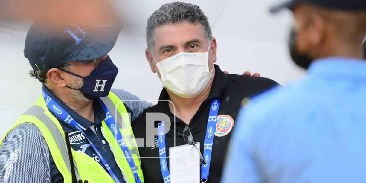 Luis Fernando Suárez, seleccionador de Costa Rica, saludando a Gerardo Ramos, gerente de la Fenafuth, previo al partido.