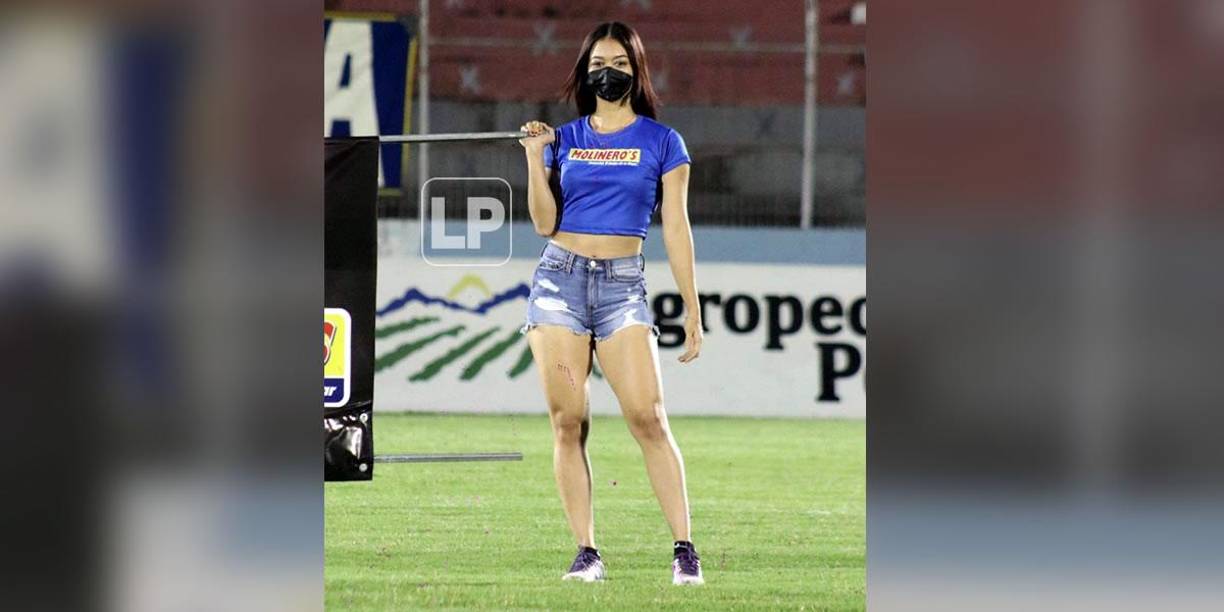 En la cancha del estadio Ceibeño también hubo bellezas.