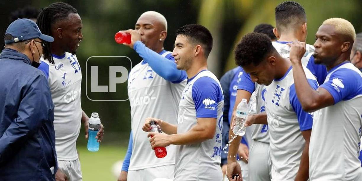 Los seleccionados se hidratan tras una jornada intensa de trabajo en el entrenamiento.