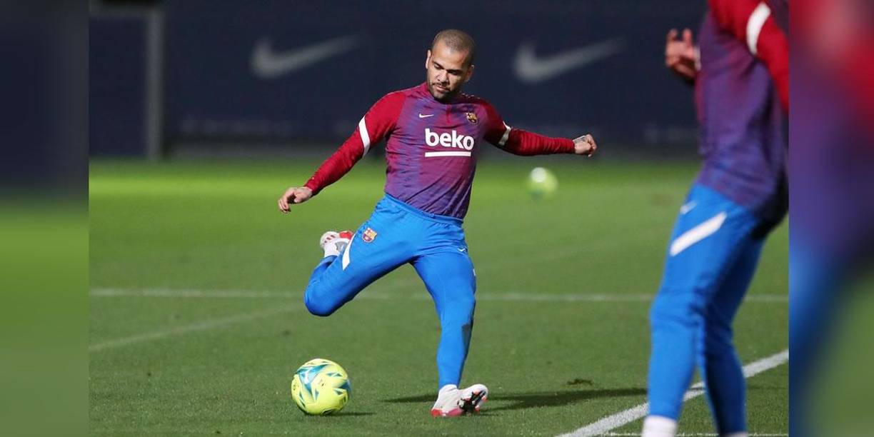 Risas y buen rollo: el primer entrenamiento de Xavi con el equipo completo del Barça