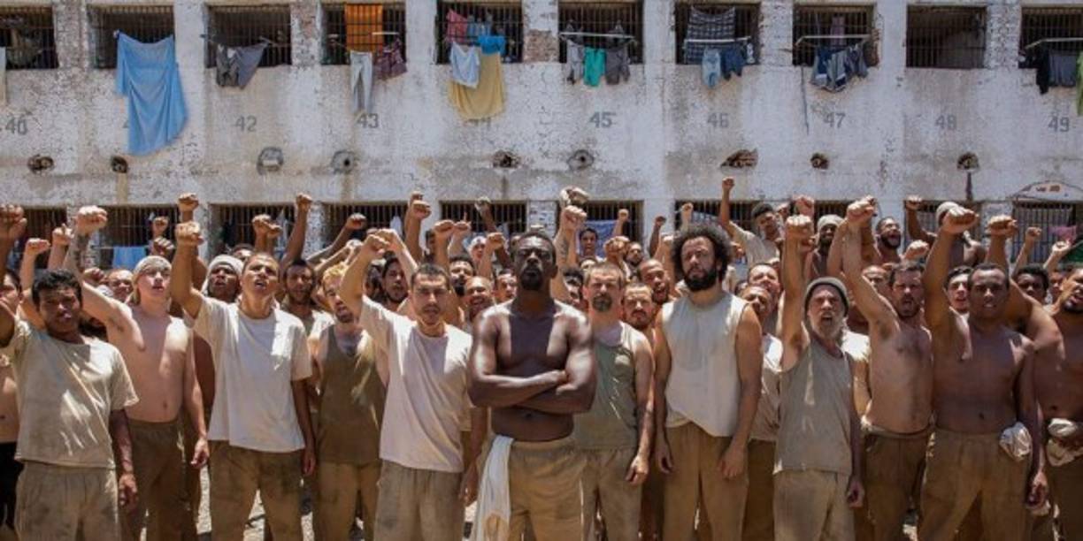 Hermandad (25 de octubre) En Brasil saben hincarle el diente al género carcelario, y esta serie es una buena prueba. La historia arranca con una abogada trabajadora y honrada que descubre que su hermano se ha convertido en el líder de una banda de crimen organizado, Hermandad, desde dentro de la cárcel. Las autoridades la obligan a infiltrarse, por lo que se le plantea un dilema brutal entre la fidelidad a su hermano o a sus principios.