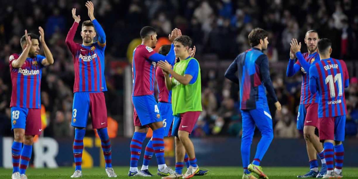 Jugadores del Barcelona celebrando el triunfo al final del partido y agradeciendo el apoyo de la afición en el Camp Nou.
