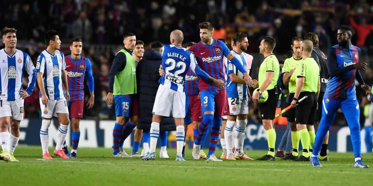 Gerard Piqué saludo a Aleix Vidal, su excompañero en el Barcelona.