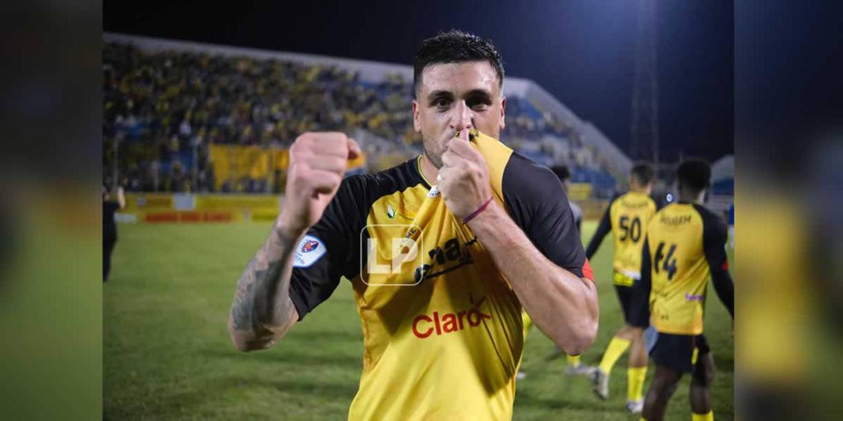 El delantero argentino Ramiro Rocca, autor de uno de los goles ante el Vida, besando el escudo en la celebración al final del partido.