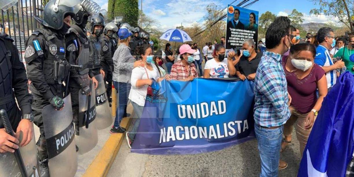 Más de 200 personas acudieron con pancartas con mensajes de apoyo al expresidente hondureño, acusado por tres delitos relacionados al narcotráfico por Estados Unidos. 