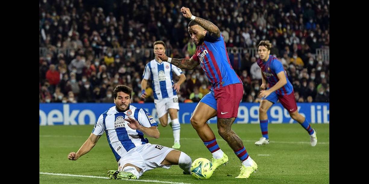 La acción polémica entre el defensa uruguayo Leandro Cabrera y el delantero holandés Memphis Depay en la que el árbitro Carlos del Cerro Grande pitó penal a favor del Barça.