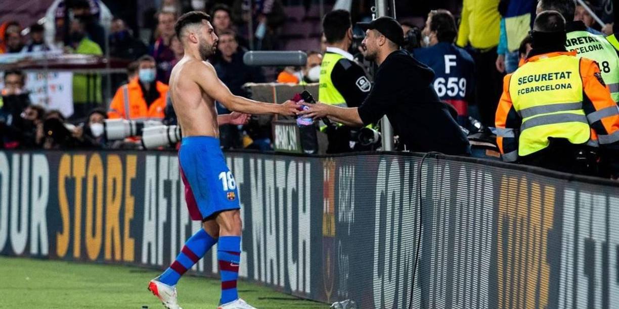 Jordi Alba tuvo un buen gesto al final del partido. El lateral izquierdo regaló su camiseta a un aficionado.