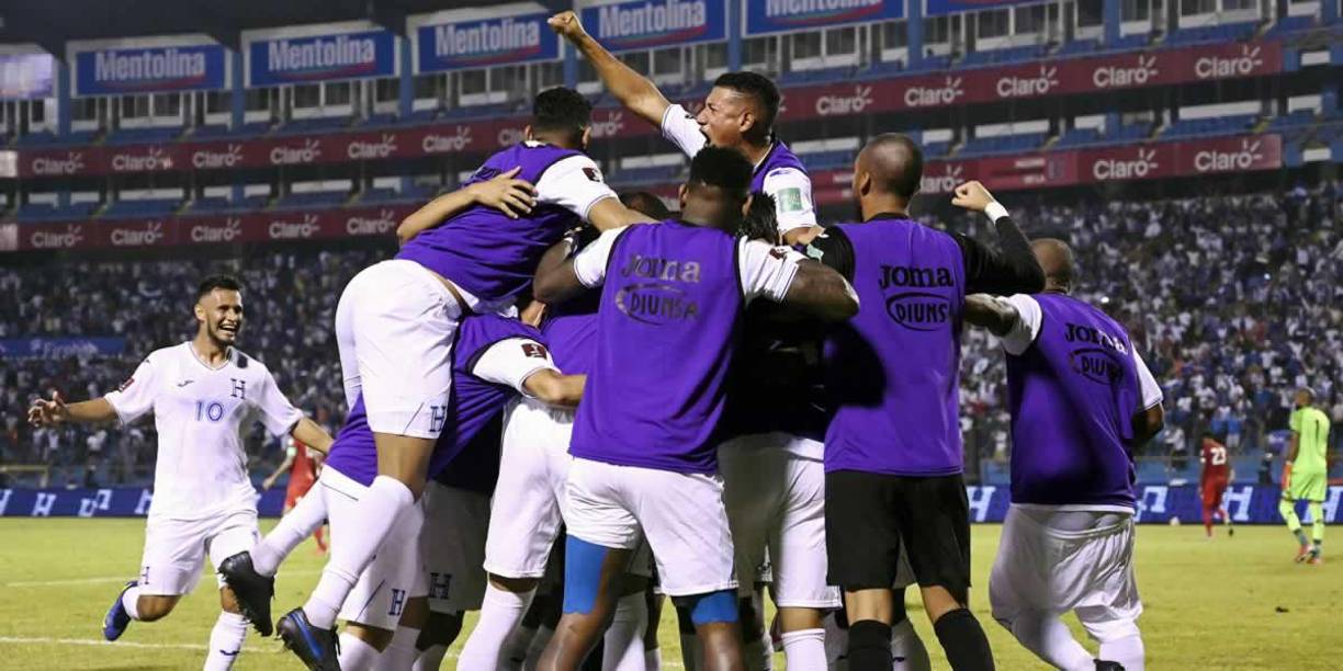 Los jugadores hondureños celebran en grupo el gol de Alberth Elis.
