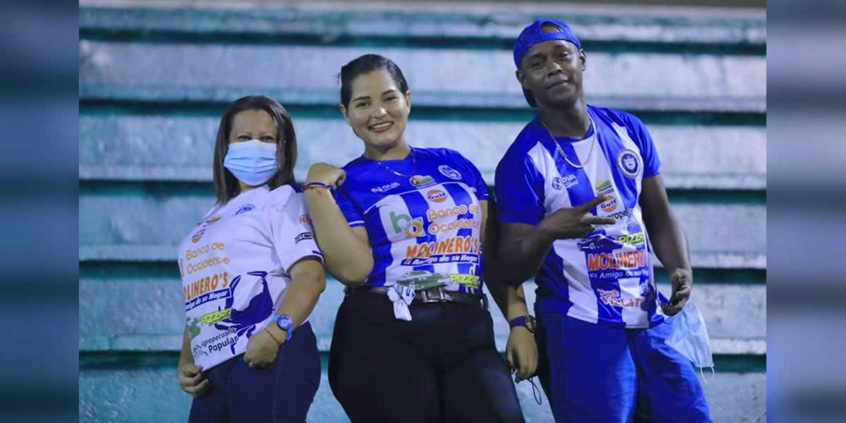 Aficionados del Victoria apoyando al equipo en el estadio Excélsior contra Platense.