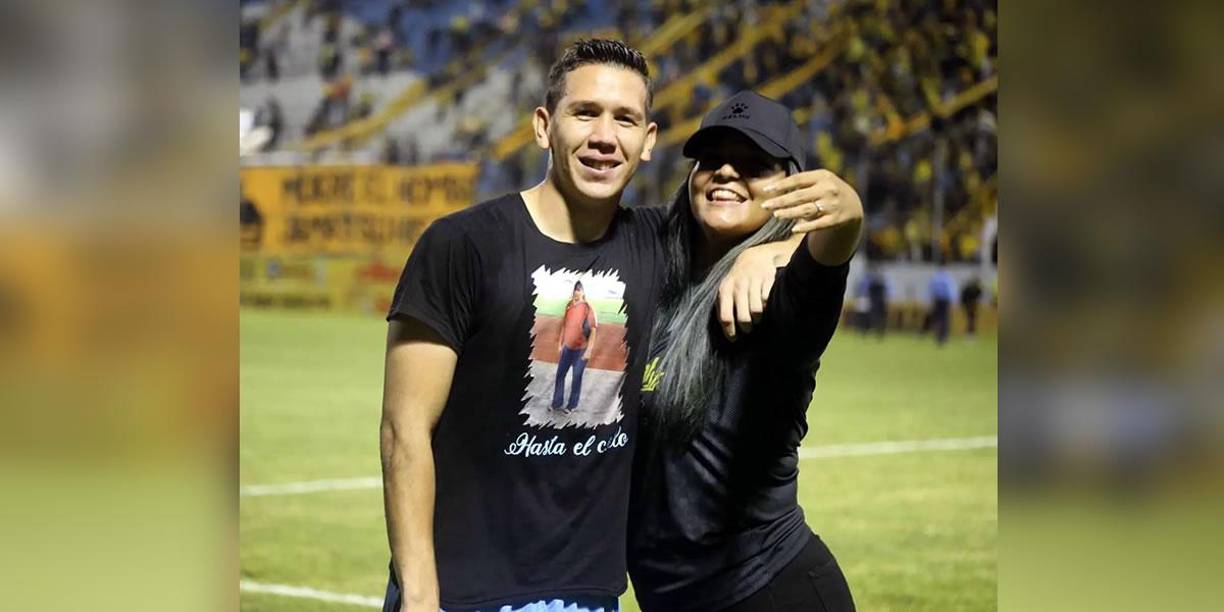 Michael Perelló, portero que fue titular con Real España ante Vida, posando con su esposa Abigail Arteaga, con quien se casó hace unos días.