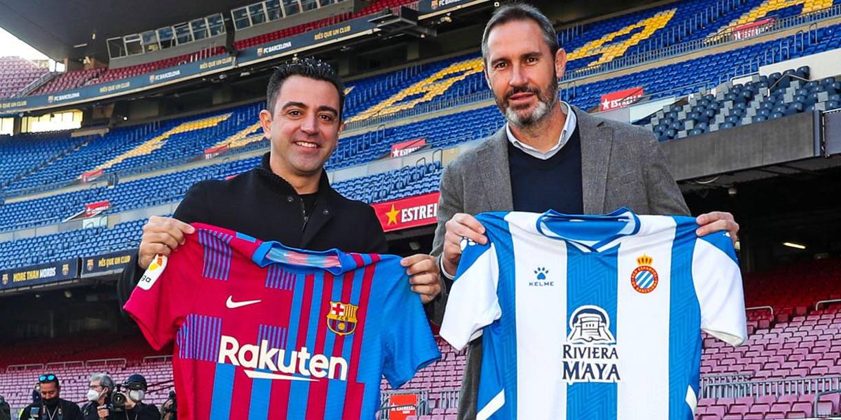 Xavi Hernández y Vicente Moreno, posando con las camisetas de sus equipos en la previa del derbi catalán Barcelona-Espanyol.