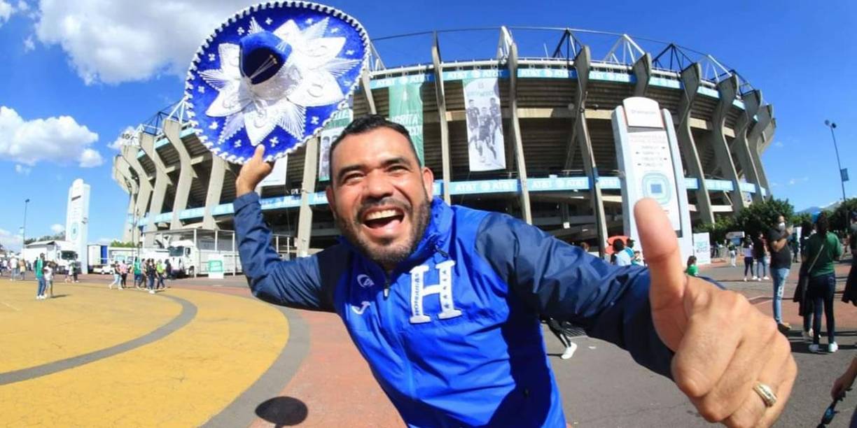 Catrachos presentes en el Azteca para apoyar a Honduras ante México