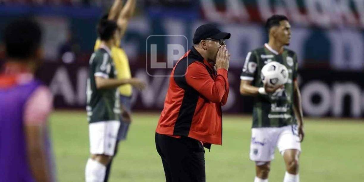 Martín ‘Tato‘ García dando indicaciones a sus jugadores.