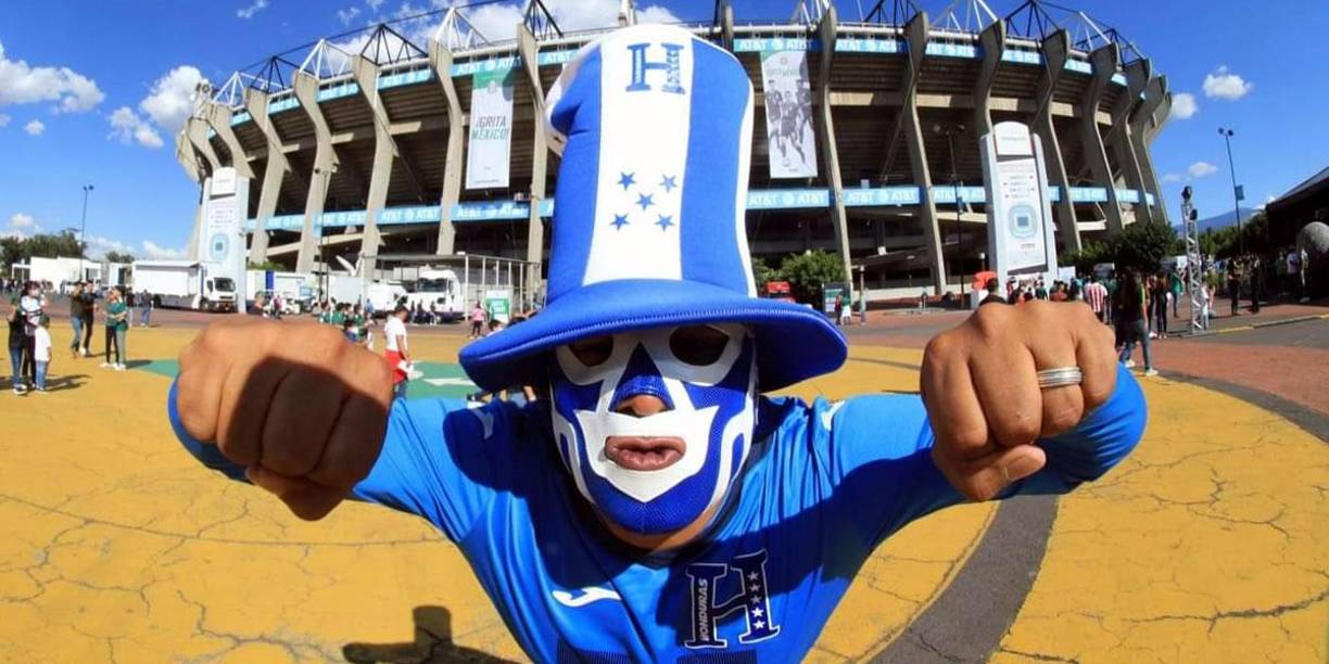 Catrachos presentes en el Azteca para apoyar a Honduras ante México