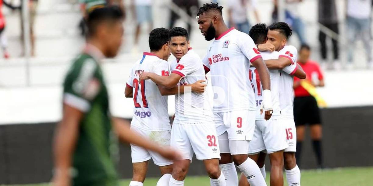 Jugadores del Olimpia celebrando el primer gol del partido marcado por Christian Altamirano.