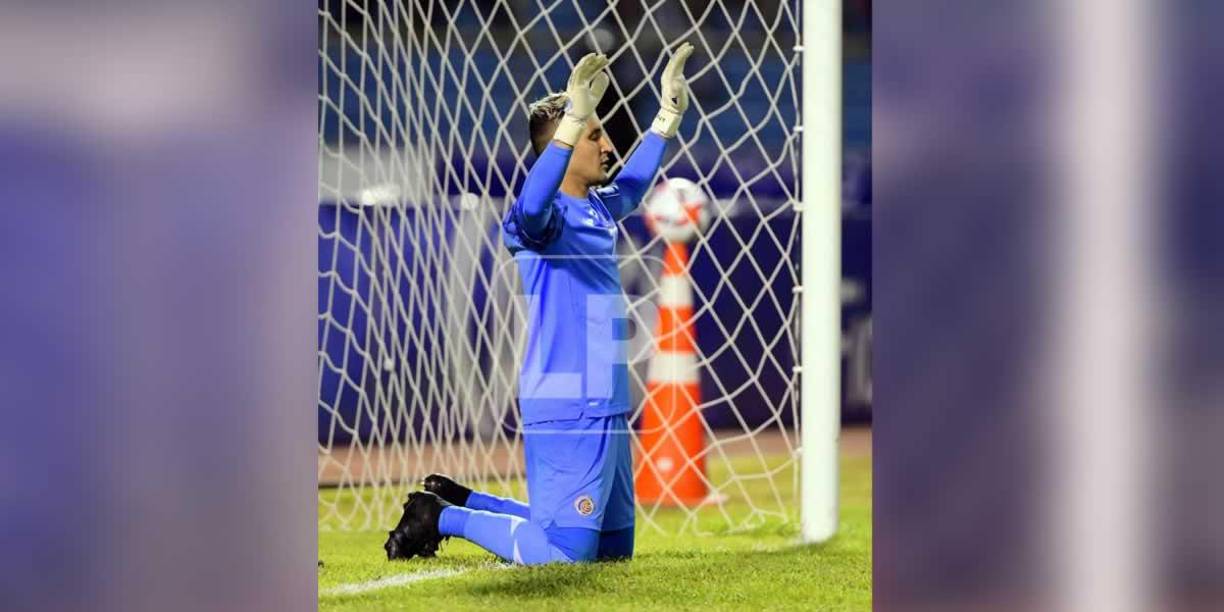 El portero del PSG orando antes del partido contra Honduras.